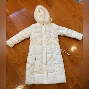 Women’s White Quilted Puffer Coat With Faux Fur Hood – New Without Tags